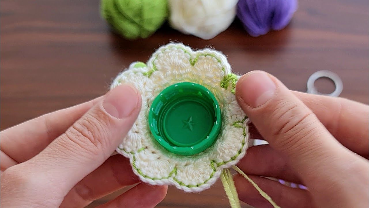 SUPER IDEAS!😍 Look what I did with the plastic caps I found in the trash! Keychain mini hat