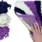 Just take a look at how to make a chic pile carpet from ordinary mesh and yarn!